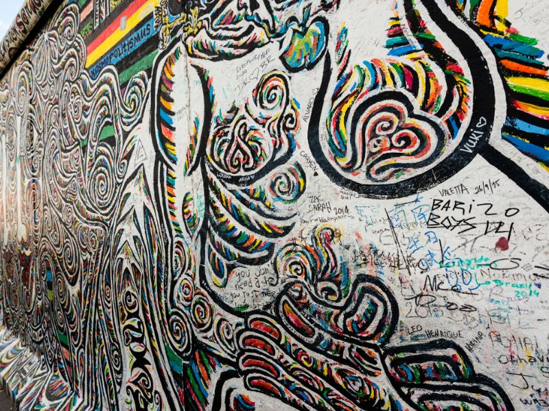 Graffiti an Wänden in Berlin. Attraktionen in Berlin.